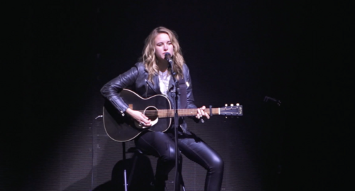 Stéphane, chanteuse genevoise, de passage sur la scène de l'Arena