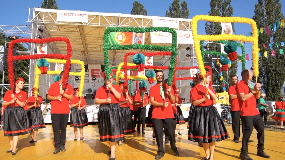 The Sao Joao Festival attracts several thousand people