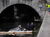 Une voiture tombe d'un pont dans la Limmat à Zurich