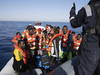Plusieurs centaines de migrants sauvés en mer débarquent en Sicile