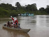 En Amazonie, un Père Noël distribue les cadeaux en bateau