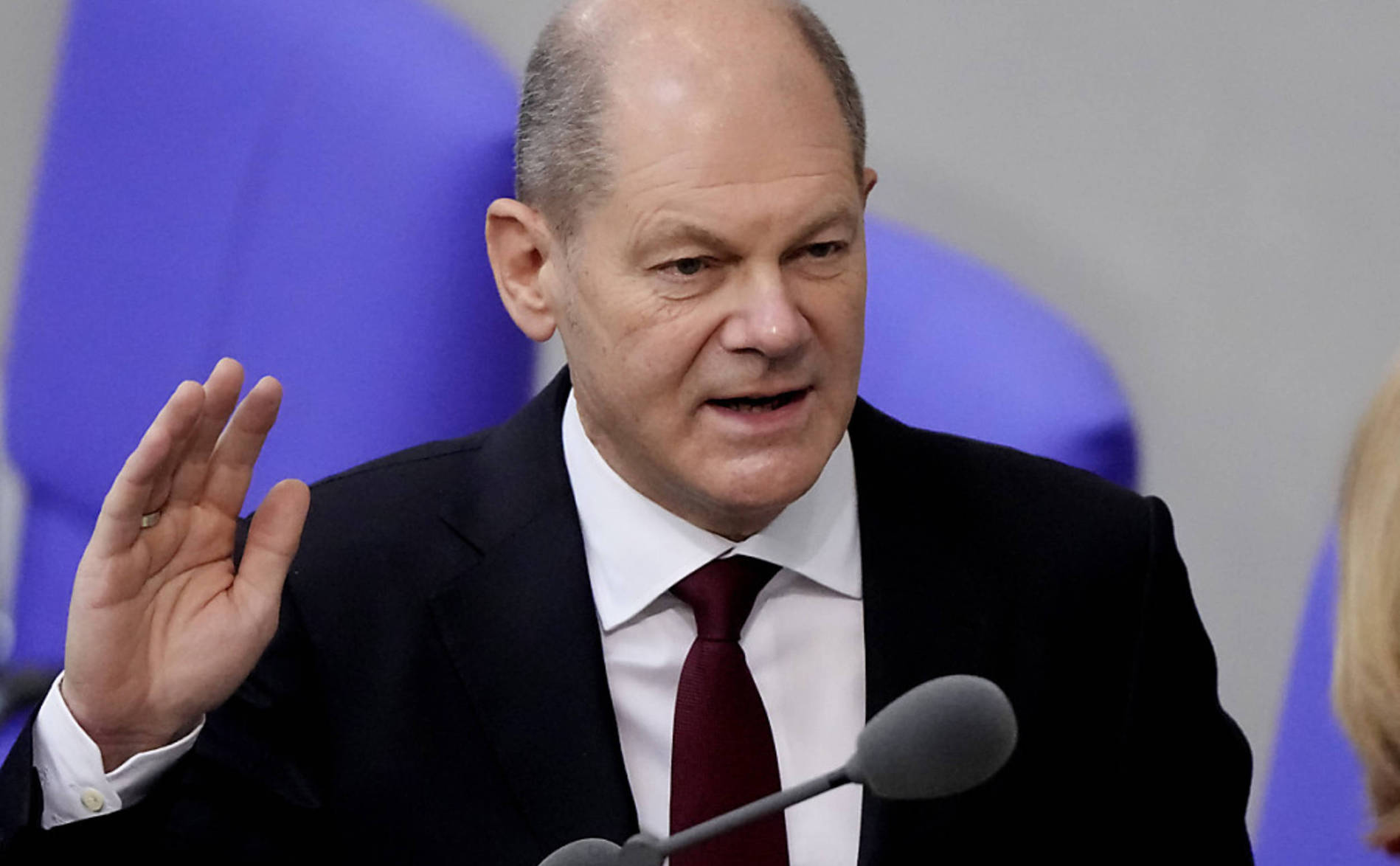 Scholz succède à Merkel et promet à l'Allemagne un « nouveau départ »