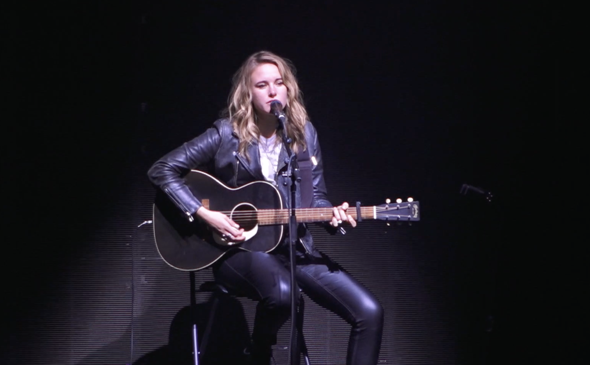 Stéphane, chanteuse genevoise, de passage sur la scène de l'Arena