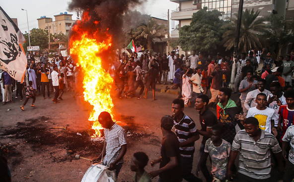 Les manifestations continuent, le premier ministre ramené chez lui